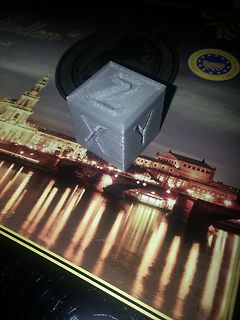 3D-gedruckter Würfel mit Buchstaben auf Buchcover