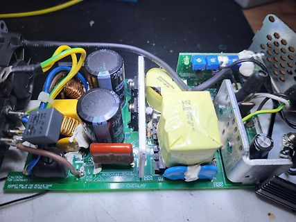 Innenansicht eines Schaltnetzteils auf Leiterplatte
