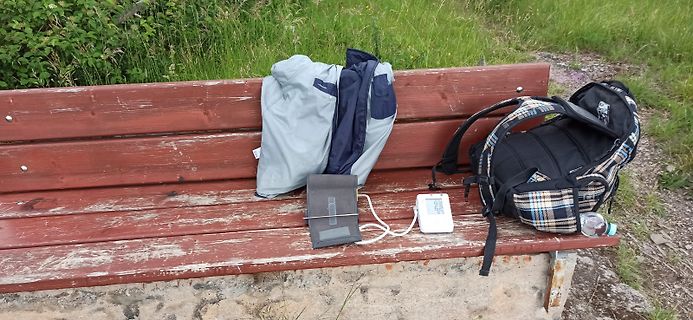 Gegenstände auf einer Holzbank im Freien