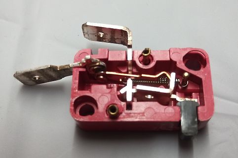 Elektrischer Schalter oder Steckverbindung in rotem Gehäuse