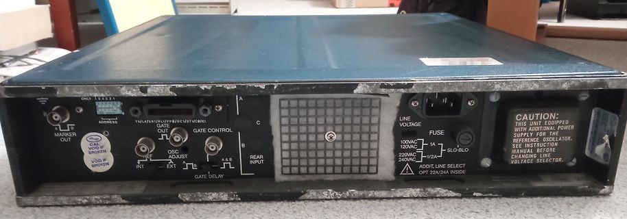 Rückseite eines elektronischen Messgeräts mit Anschlüssen