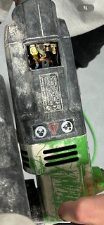 Geöffnetes Gehäuse eines grünen Elektrowerkzeugs