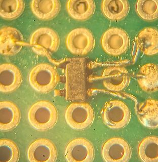 Makroaufnahme eines SMD-Bauteils auf Lochrasterplatine