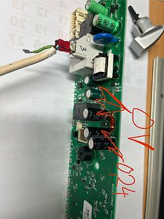 Leiterplatte mit Elektrolytkondensatoren und Bauteilen