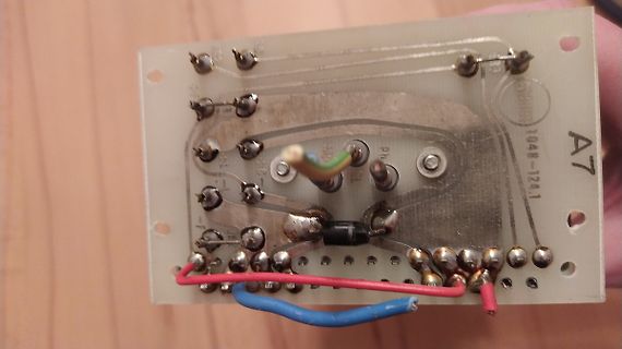 Rückseite einer geätzten Leiterplatte mit Lötstellen und Drähten