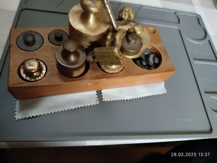 Messgewichte auf Holzbrett
