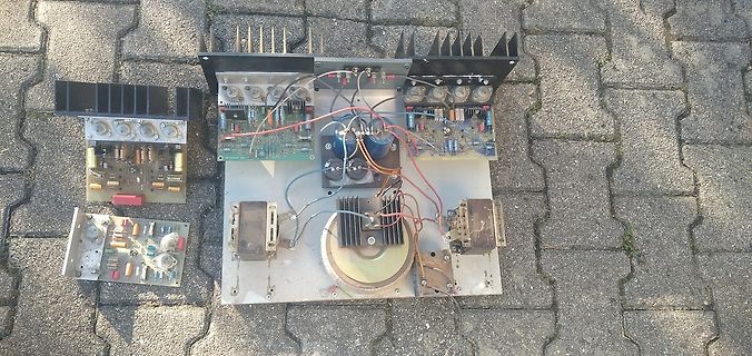 Zerlegte Elektronikkomponenten und Platinen auf Pflastersteinen
