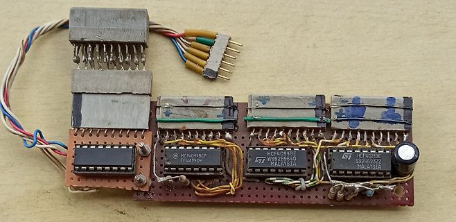 Ältere Lochrasterplatine mit integrierten Schaltkreisen und Steckverbindern