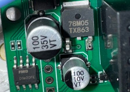 Nahaufnahme einer Leiterplatte mit elektronischen Bauteilen