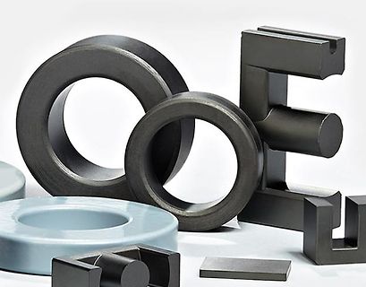 Verschiedene magnetische Ringe und Blöcke