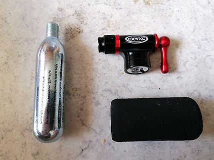 CO2-Kartusche, Ventil und Schaumstoffhülle