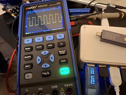 Handheld Oszilloskop mit Rechtecksignal