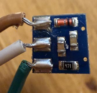 Nahaufnahme einer kleinen Leiterplatte mit Bauteilen