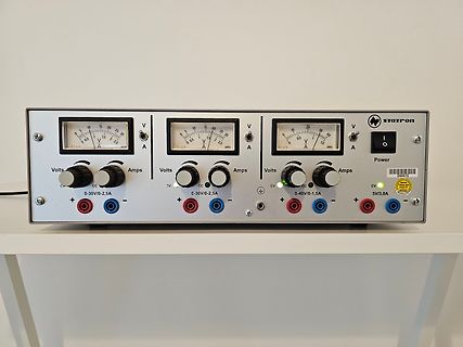 Labornetzteil mit drei Kanälen und Analoganzeigen