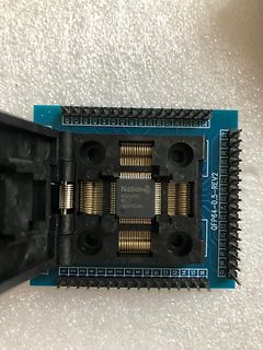 Nahaufnahme eines Mikrocontrollers auf einer Leiterplatte