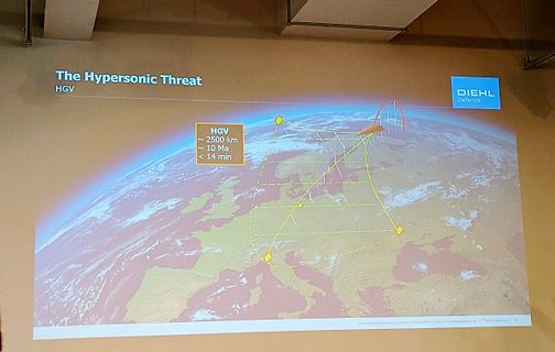 Foto eines Bildschirms mit Präsentation über Hyperschall-Bedrohung