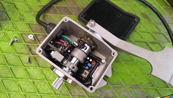 Geöffnetes Gehäuse eines elektrischen Bauteils mit Mechanik