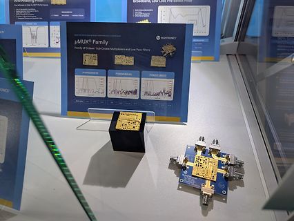 Nuvotronics µMUX Family Display und Leiterplatten