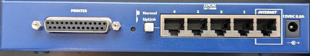Rückseite eines Netzwerkgeräts mit Anschlüssen