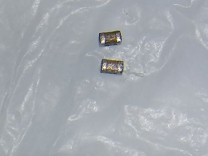 Zwei kleine SMD-Bauteile