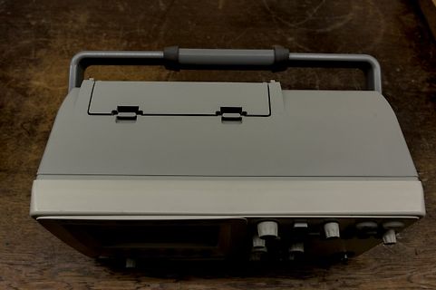 Tragbares Messgerät auf Holztisch