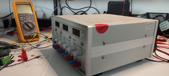 Labornetzteil und Multimeter auf Werkstattarbeitstisch