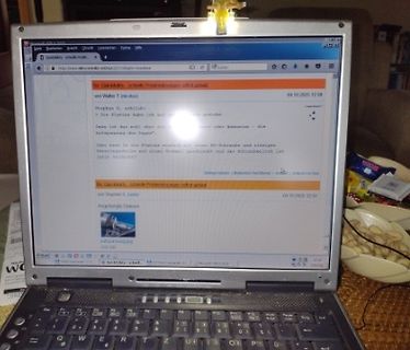 Foto eines Laptops mit Webbrowser-Fenster