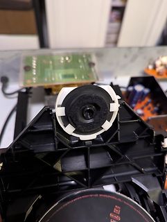 Nahaufnahme eines geöffneten elektronischen Geräts mit Platine