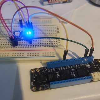 Breadboard mit Mikrocontroller und Jumper-Kabeln