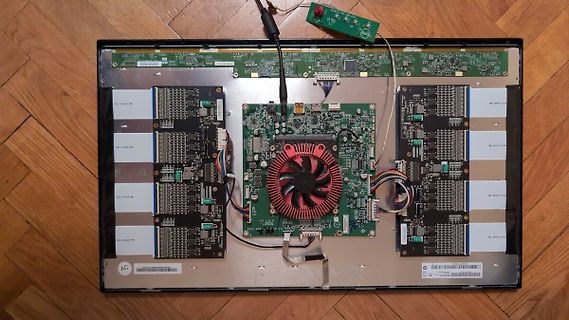 Innenansicht eines elektronischen Geräts mit mehreren Platinen und Lüfter