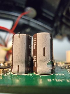 Zwei Elektrolytkondensatoren auf einer Leiterplatte