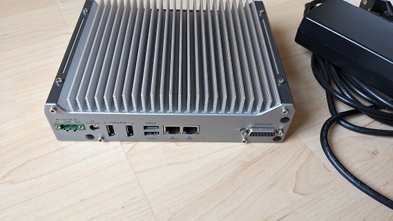 Frontansicht eines Industrie-PCs mit Kühlrippengehäuse