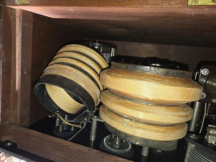 Luftspaltspulen in einem Holzgehäuse