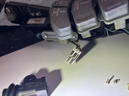 Elektronikkomponente mit Kabeln und Schaltern