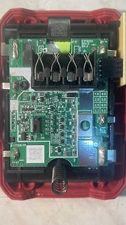 Foto einer Leiterplatte mit elektronischen Bauteilen