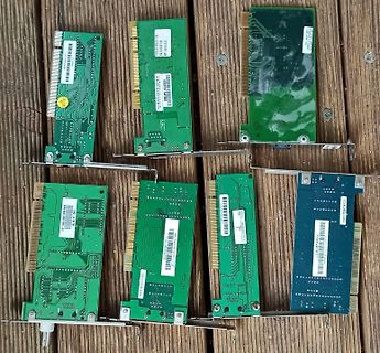 Mehrere grüne und blaue Leiterplatten auf Holzuntergrund