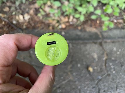 Unterseite eines grünen USB-Geräts