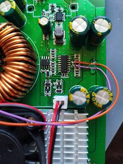 Nahaufnahme einer Leiterplatte mit Elektrolytkondensatoren und Spule