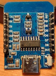 Mikrocontroller-Platine mit USB-Anschluss und Pins