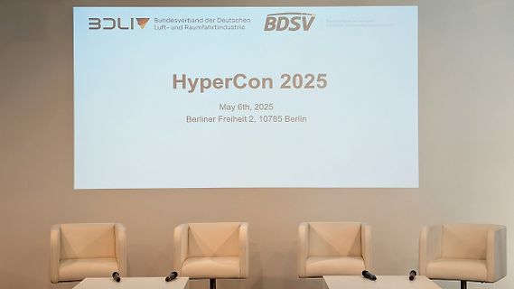 Projektion einer Konferenzankündigung auf Leinwand