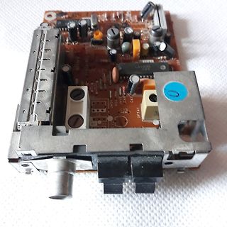 Elektronikplatine mit Gehäuseteilen und Anschlüssen