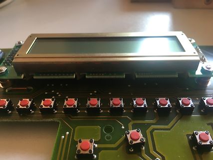 LCD-Display und Tasten auf einer Leiterplatte