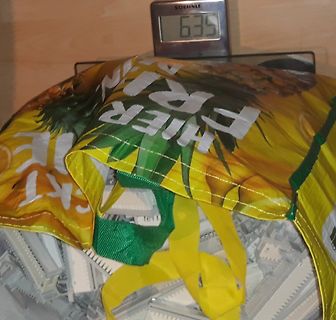 Gelber Sack auf einer digitalen Waage