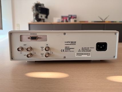 Rückseite eines Hameg HM6123 Frequenzzählers