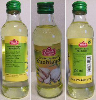 Drei Flaschen gewürztes Rapsöl mit Knoblauchgeschmack