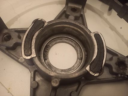 Metallisches Bauteil mit eingeprägter Nummer