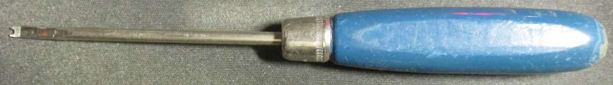 Schraubendreher mit blauem Griff