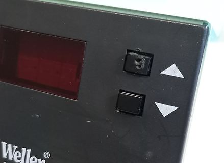 Nahaufnahme eines Weller-Geräts mit Display und Tasten