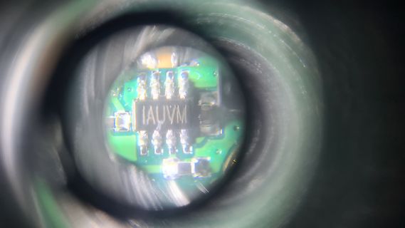 Makroaufnahme eines elektronischen Bauteils auf Leiterplatte