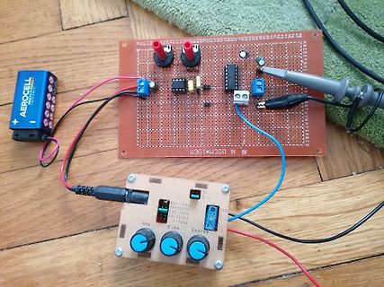 Elektronischer Aufbau mit Lochrasterplatine, Batterie und Potentiometern